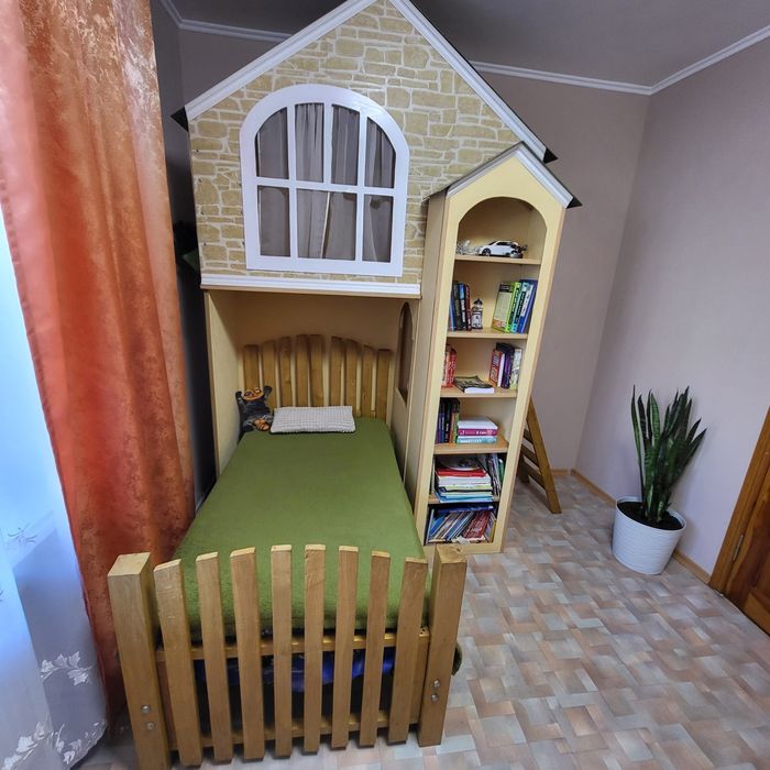 Дитяча стінка-будиночок