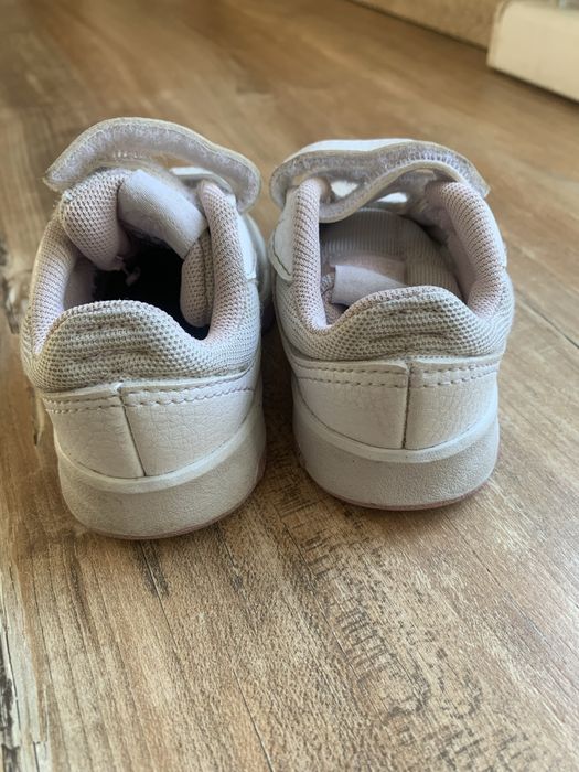 Дитячі білі кросівки Adidas 20