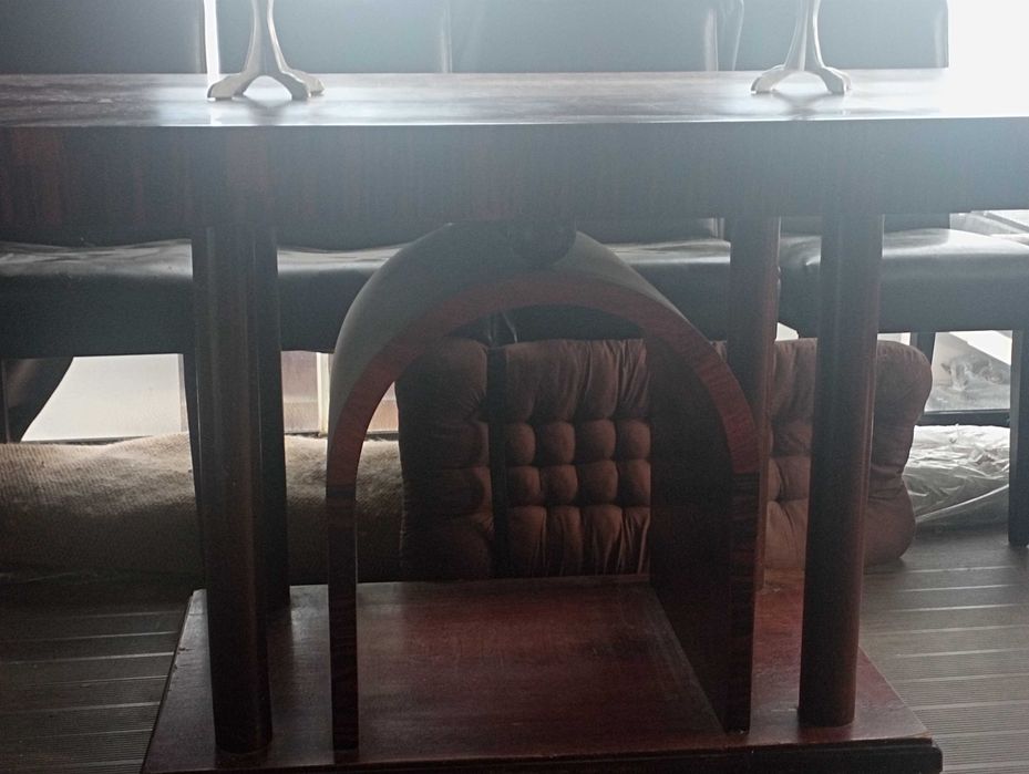 Mesa / secretária  influência art deco.. Usada, em bom estado.