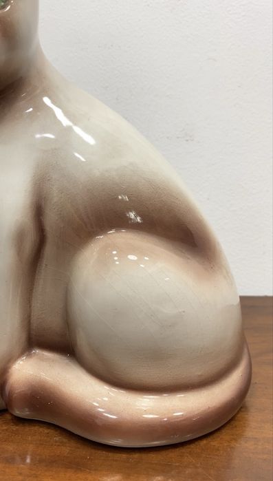 Gato em porcelana.