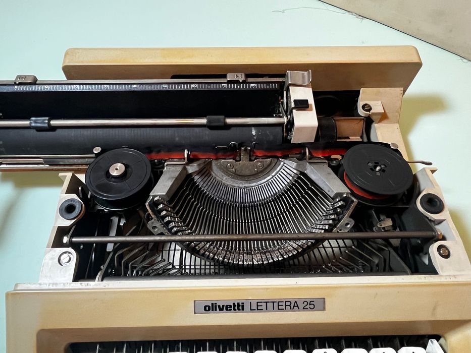 Máquina de Escrever Olivetti Lettera 25