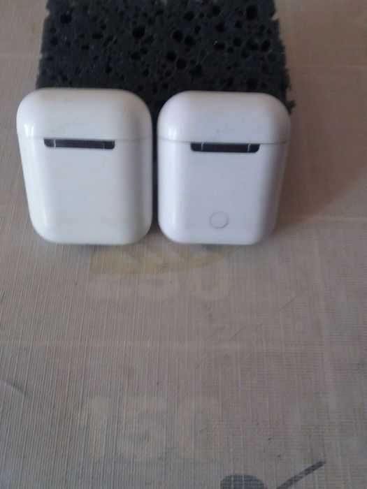 Зарядные кейс для наушников  и наушники