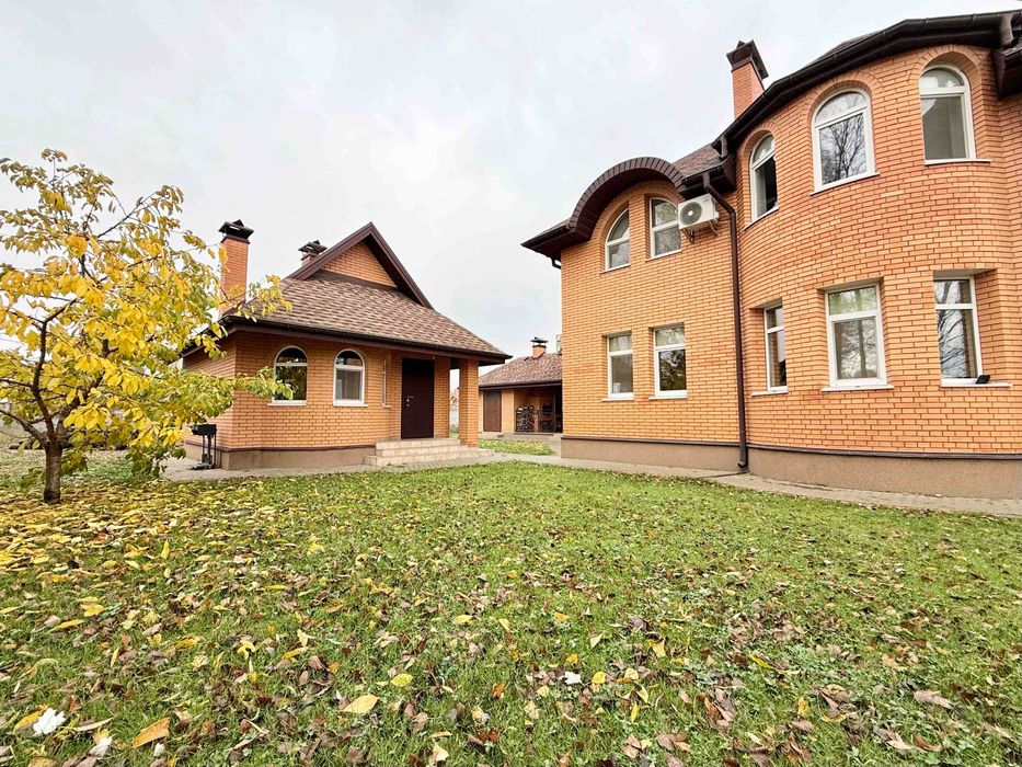 Продаж цегляного двоповерхового будинку 128 м2 з банею.