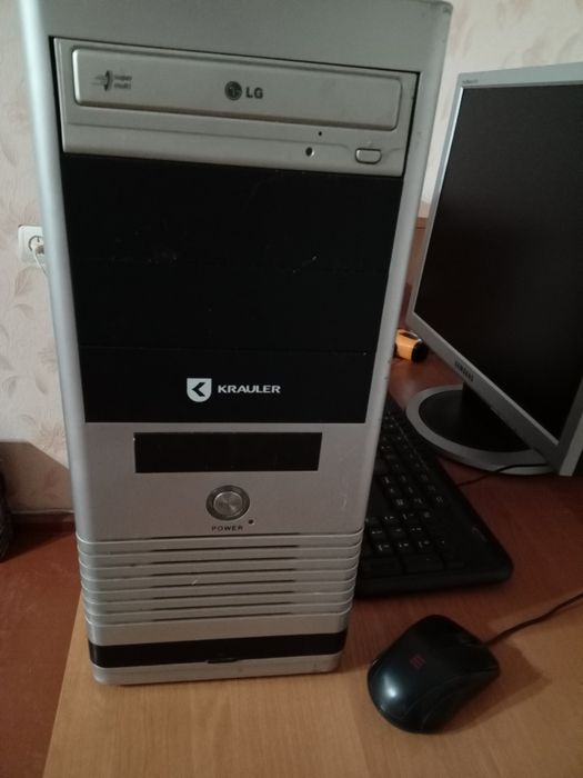Настольный пк с клавиатурой и мышью