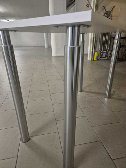 secretária/mesa com pernas reguláveis em altura