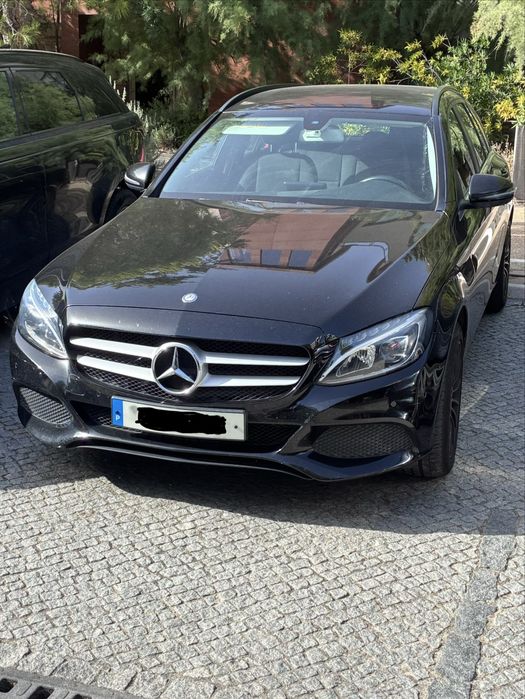 Mercedes-Benz Classe C, cor preta, com motor 220d (2.1 diesel, 2143cc, 170cv)