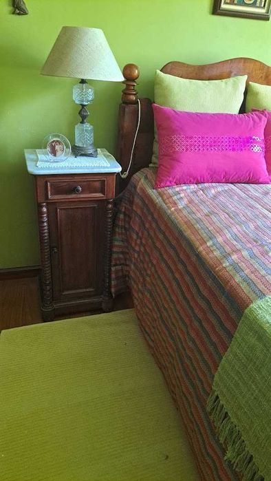 Camilha antiga Madeirense e duas mesas de cabeceira.