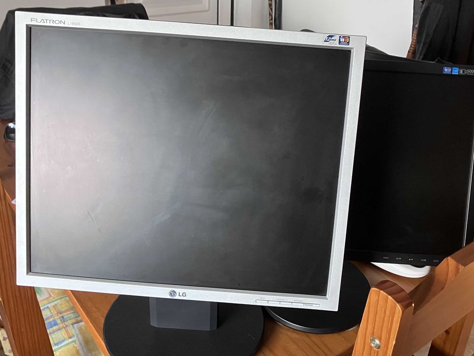Dois ecrãs PC 50€
