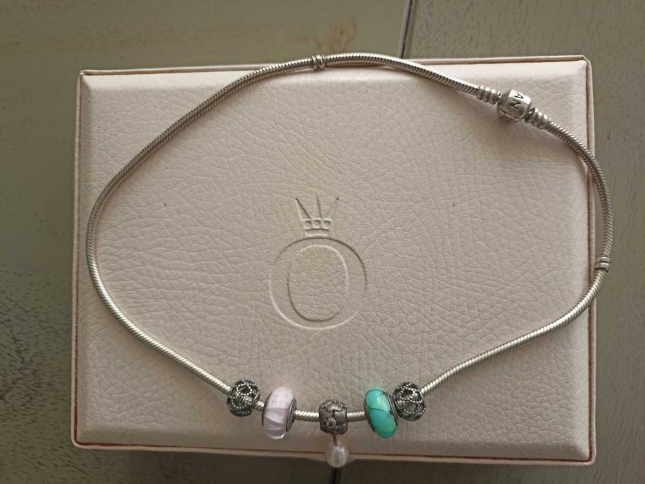 Naszyjnik z charmsami Pandora