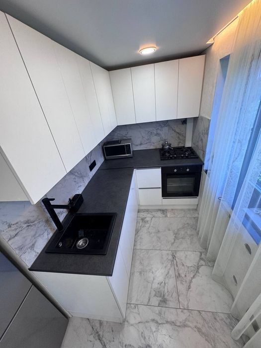 Продам классную 2к квартиру студию на  Черёмушках  пр.В.Стуса