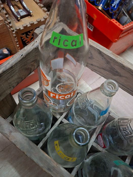 RICAL grades antigas em madeira com as garrafas pirogravadas