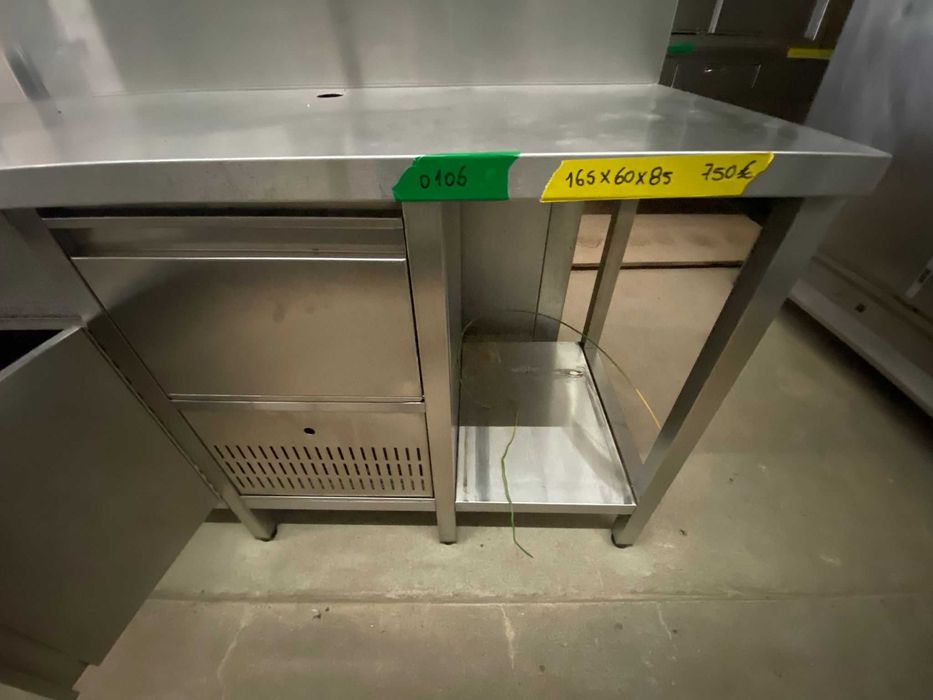 Bancada em inox com cuba pequena esquerda e bate borras