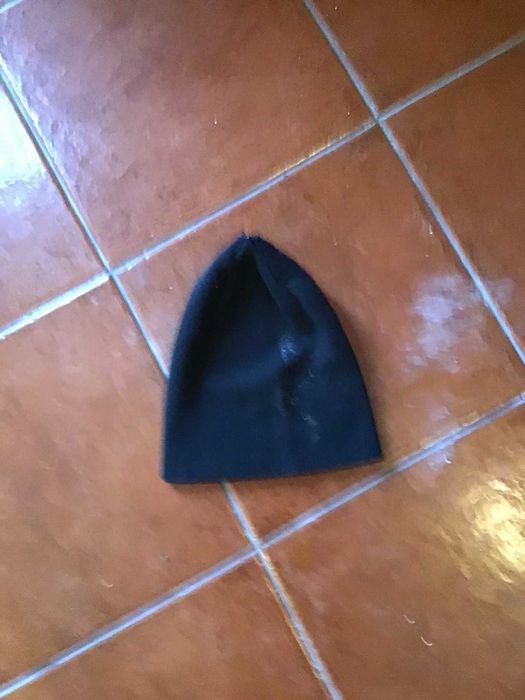 gorro preto com letras