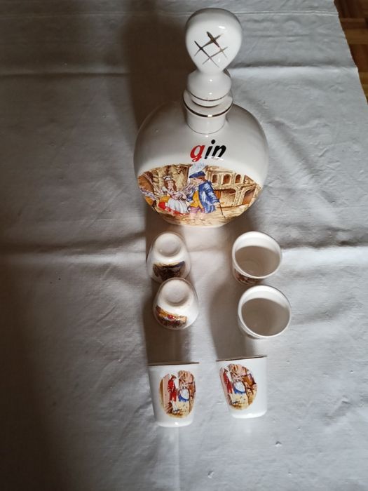 Conjunto de garrafa de Gin e 6 copas muito antigas.