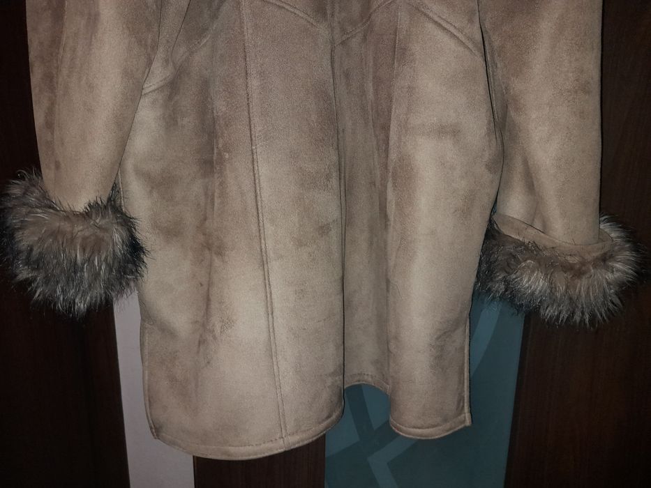 Płaszcz damski z futrzanym kapturem 43-44 (XL)