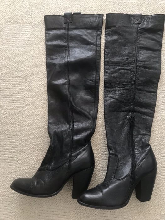 Botas pretas em pele