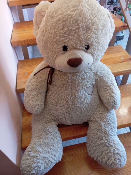 Великий плюшевий ведмедик