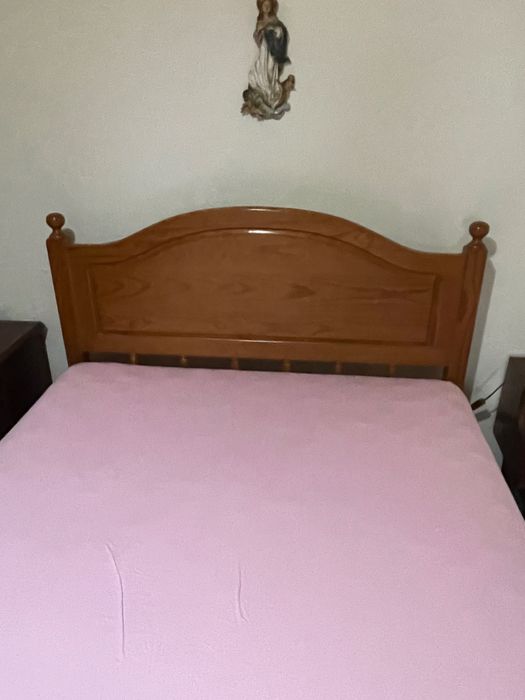 Cama em madeira maciça