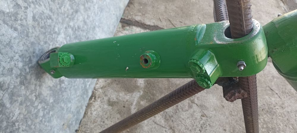 Циліндри рульові трактора John Deere 8r