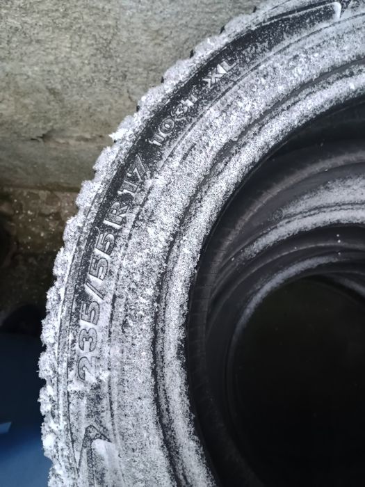 Sprzedam opony zimowe Nokian 235/55/17 z kolcami.