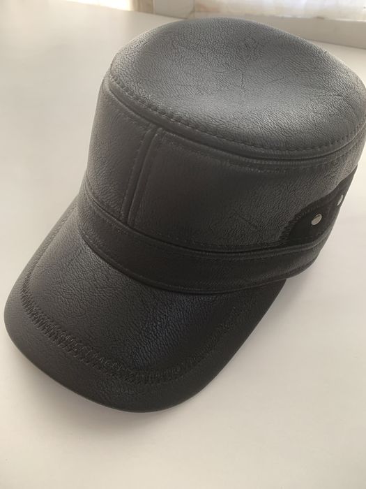 Зимова кепка шкіряна з вушками