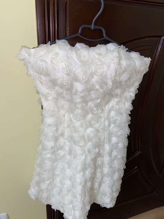 Нарядне плаття ніжно білого кольору