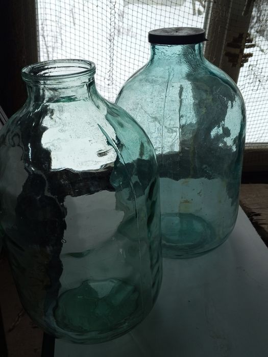 Бутиль 10 літрів .Є п'ять штук. Широкий отвір.