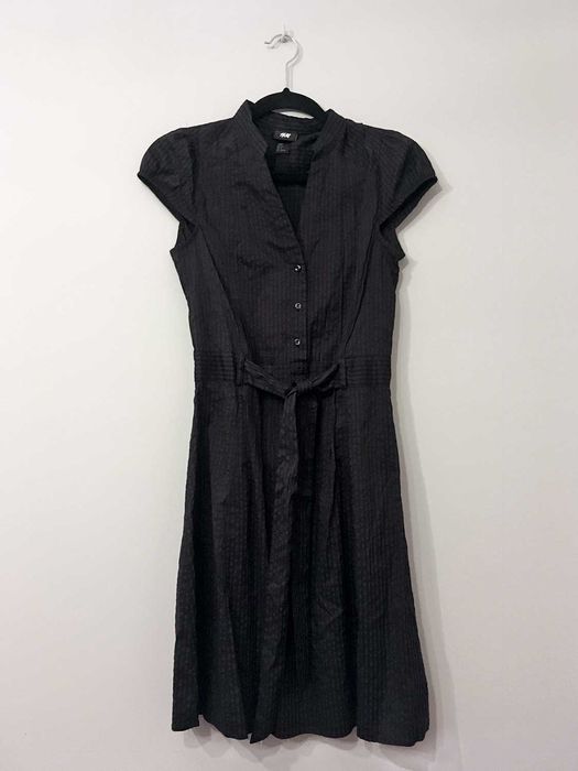 Czarna sukienka, guziczki, stójka, kokarda, H&M