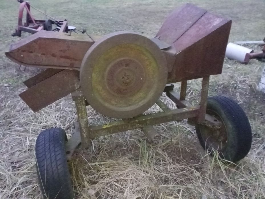 Rębak do gałęzi oraz przyczepka