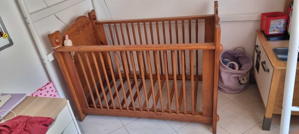Berço de madeira e colchão