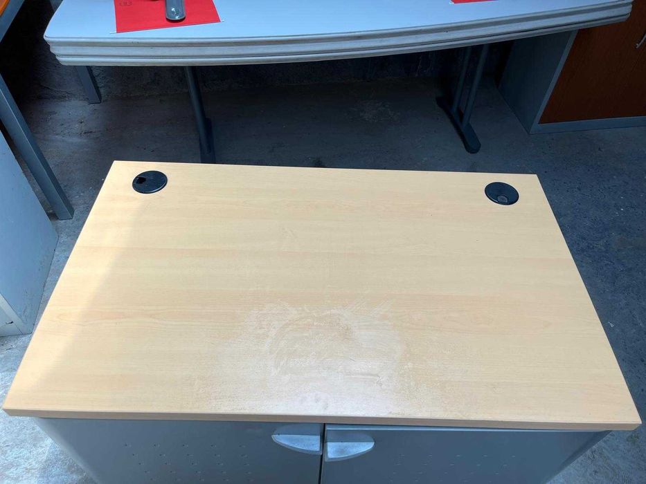 Armário em tampo de madeira e estrutura em metal