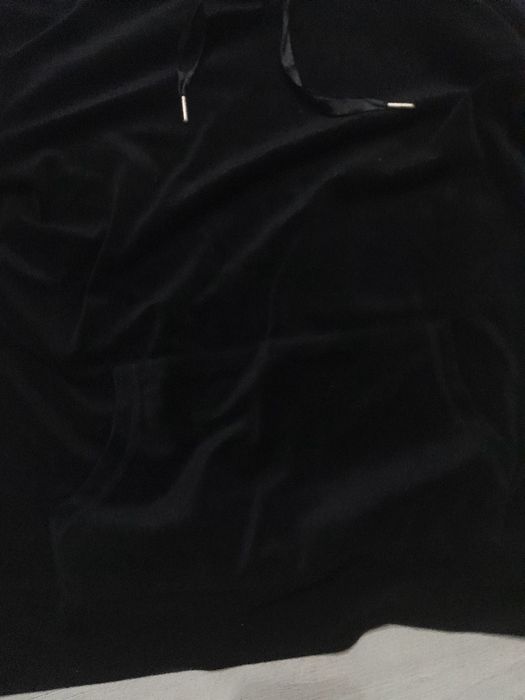 Czarna bluza z kapturem, w rozmiarze L