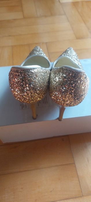 Eleganckie złote szpilki buty na obcasie