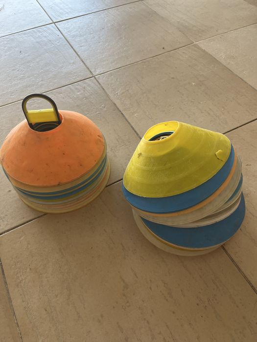 Diversos cones para sinalizacao de campo futebol