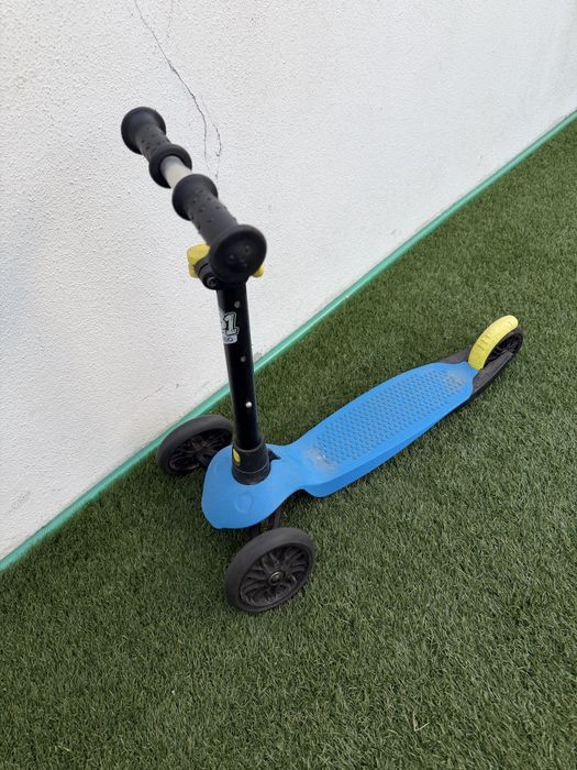 Trotinete infantil modelo Oxelo B1 de 3 rodas da Decathlon