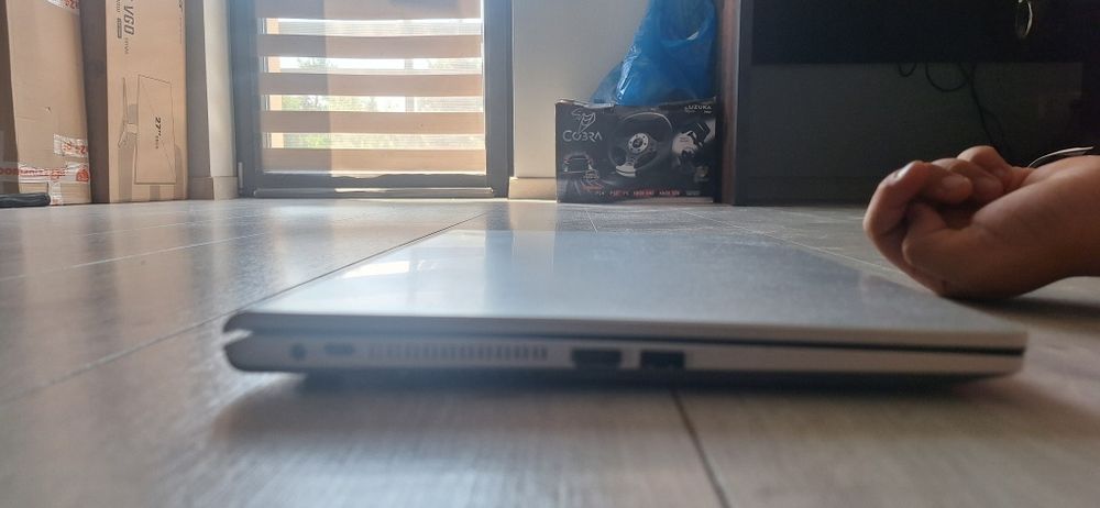Laptop asus srebrny