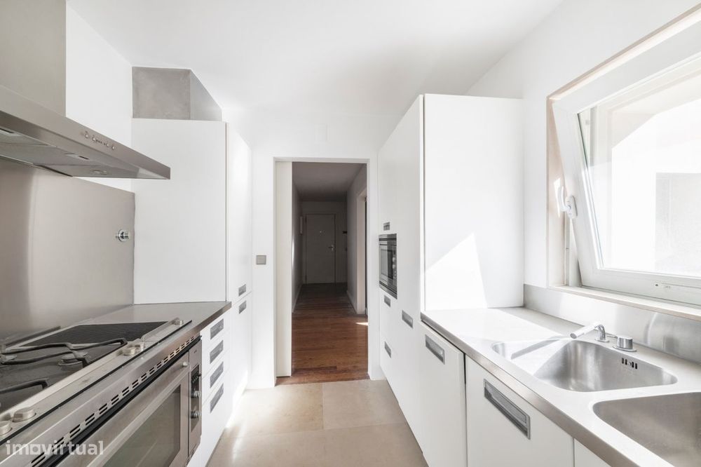 Apartamento no Chiado com 2 salas e 2 quartos e 2 lugares de estaciona