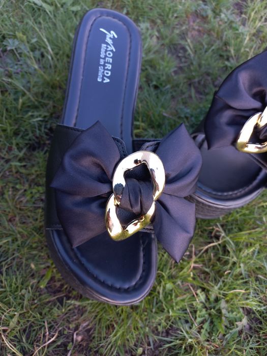 Продам жіночі босоніжки на платформі
Стильні чорні босоніжки з бантико