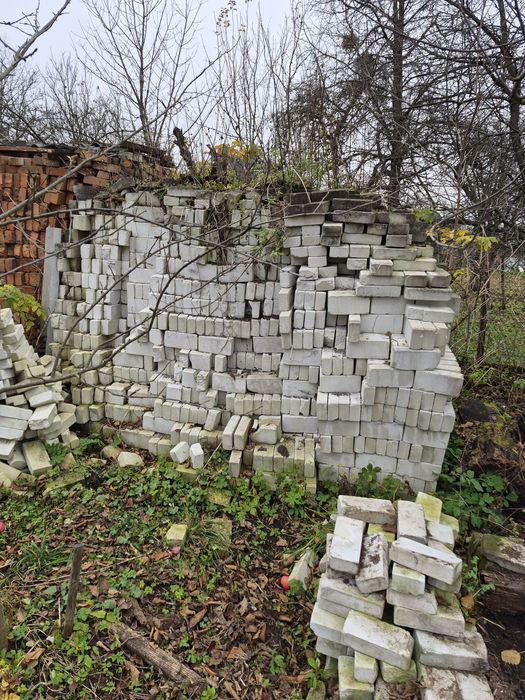 Цегла чевона і силікатна біла