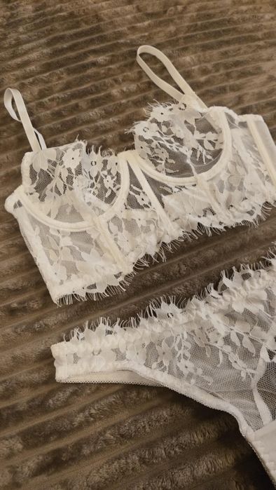 Biała bielizna koronkowa