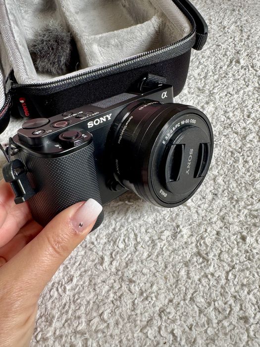 Máquina Fotográfica SONY ZVE10 + 16-50mm + bolsa