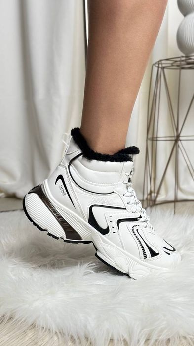 Зимові жіночі кросівки.