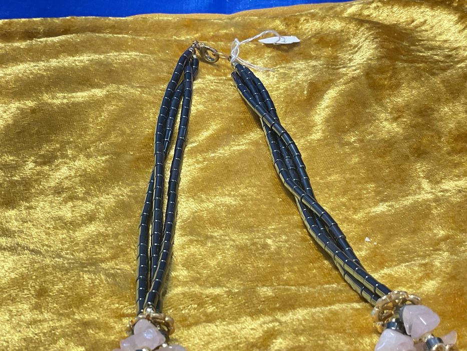 Colar pedras rosa e pretas 52 cm