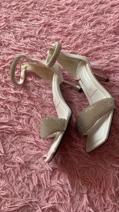 Поодаю білі босоніжки