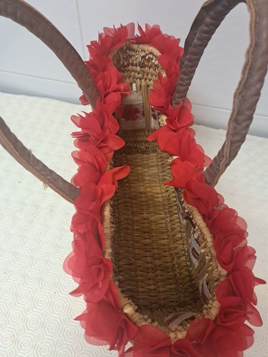 Cesta de Junco Artesanal  trançada com renda e flores - 2 alças em pele castanhas 
Altura   20cm 
Largura  28cm
Fundo 12cm