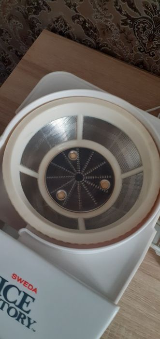 Соковитискач Sweda juice factory