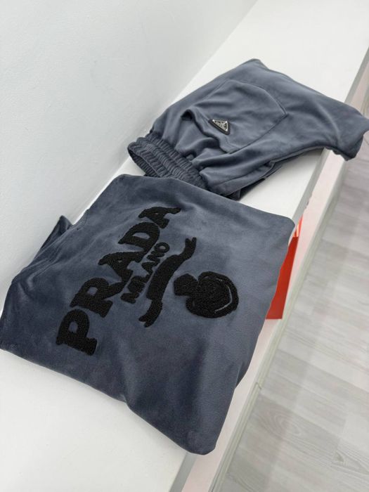 Велюровий костюм в стилі Prad a