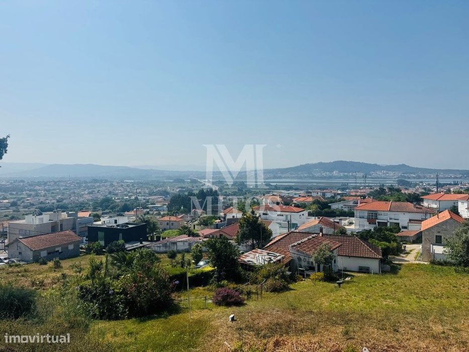 Terreno com vistas fabulosas para venda na Meadela - Viana do Castelo