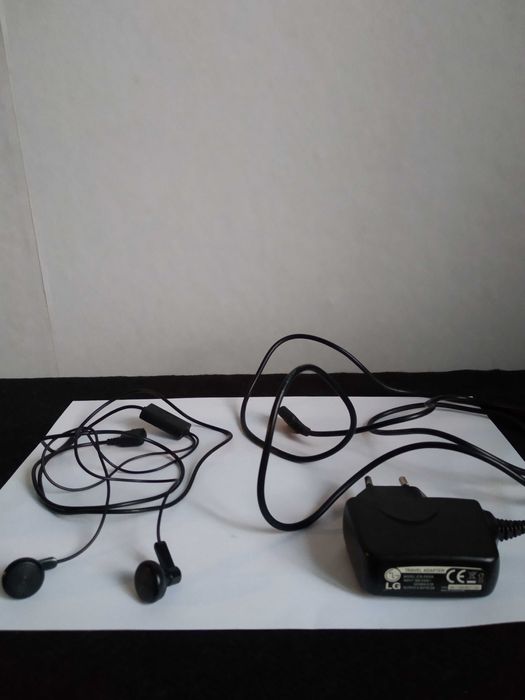 Продаж_Обмін_LG_Зарядка и наушники_зарядное устройство_0,9 A_0,9 мм.