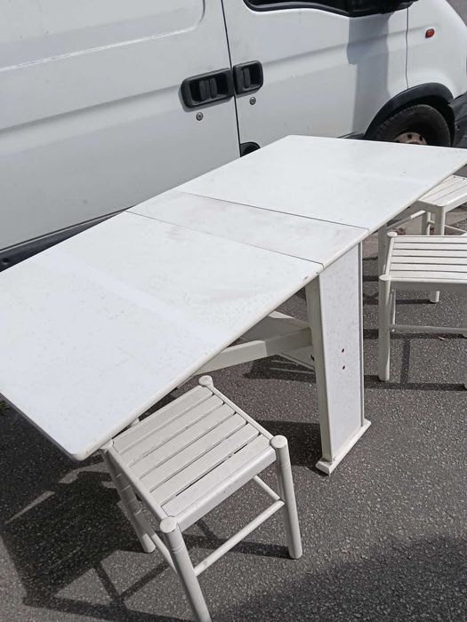 Mesa para quem tem pouco espaço com 3 bancos
